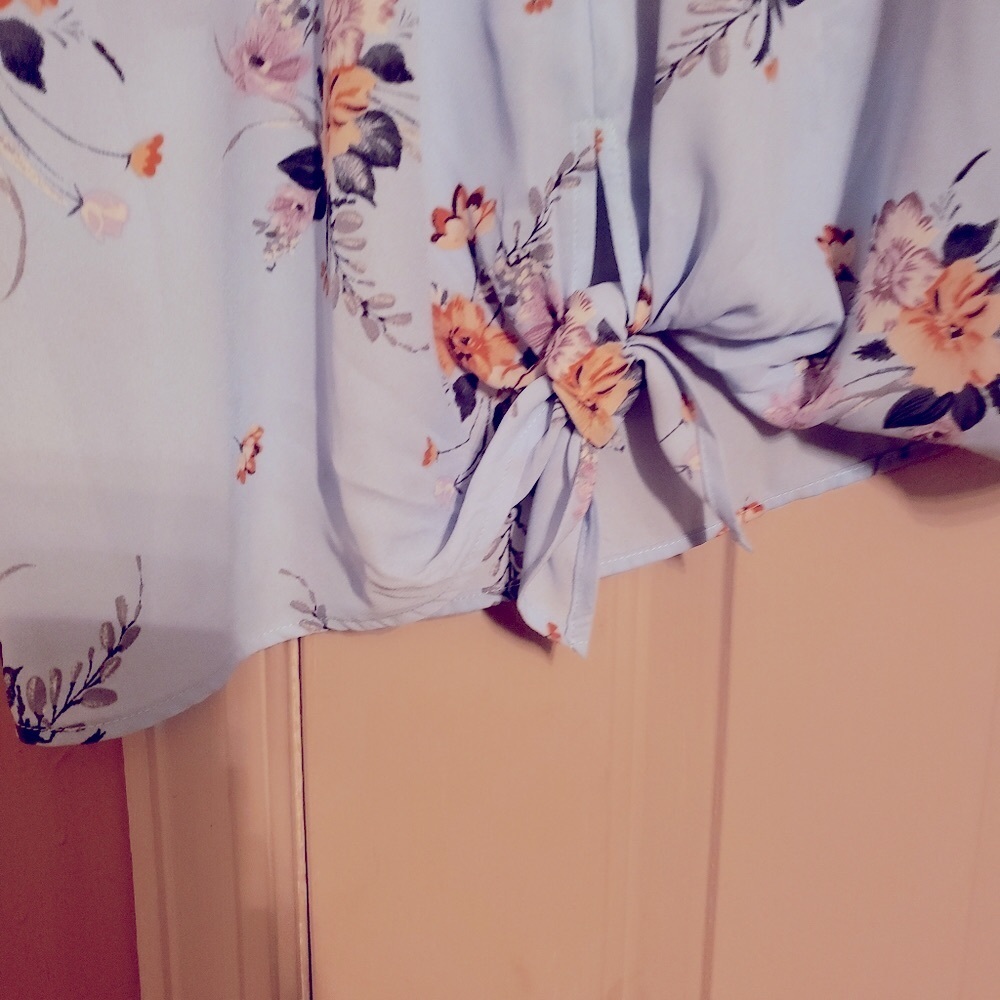 🆕Beautiful blouse Studio 1 - Picture 2 of 6